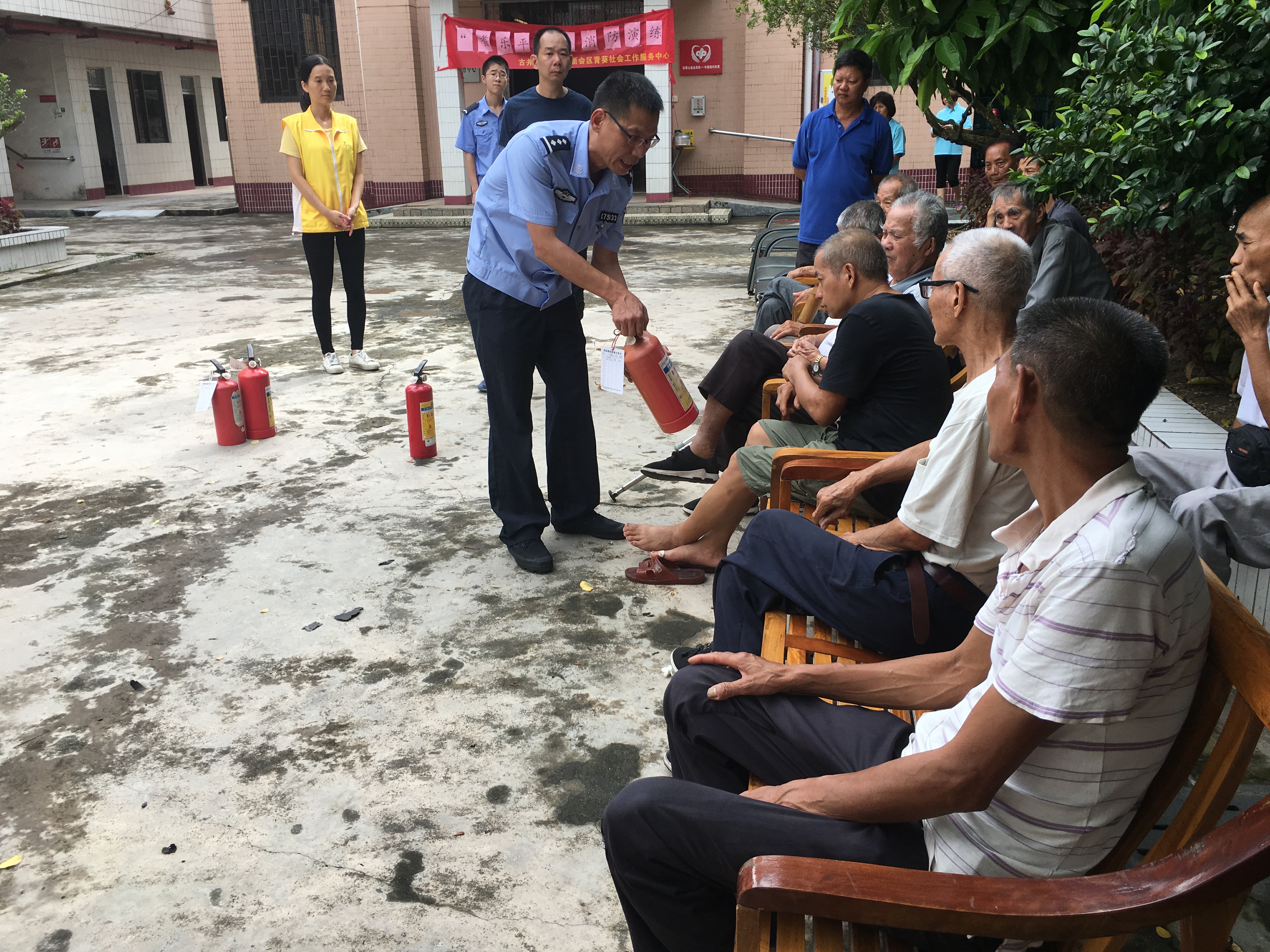 派出所（消防）民警梁胜大讲解灭火器材使用注意事项 (2).jpg